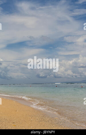 Schöner Einsamer Sandstrand in der Karibik Mit Weißem Sand Und Blauem Himmel Wie Im Paradies Stockfoto