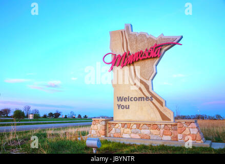 Minnesota begrüßt Sie Zeichen an der Staatsgrenze Stockfoto
