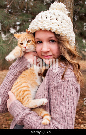 Teenager halten Katze Stockfoto