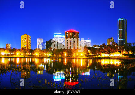 Die Innenstadt von Minneapolis, Minnesota in der Nacht Stockfoto