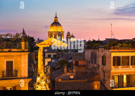 Nachtansicht von San Carlo al Corso, Chiesa di San Rocco all'Augusteo und St.-Petri Dom in Vatikanstadt Rom Italien. Stockfoto