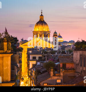 Nachtansicht von San Carlo al Corso, Chiesa di San Rocco all'Augusteo und St.-Petri Dom in Vatikanstadt Rom Italien. Stockfoto