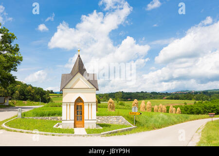 Bela Krajina, Slowenien. Traditionelle Heu Stapeln auf dem Feld. Stockfoto