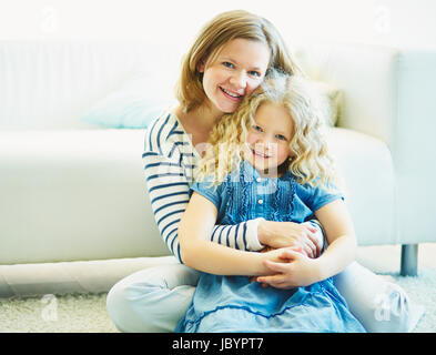 Porträt der glückliche Frau und ihre Tochter, die Zeit zu Hause verbringen Stockfoto