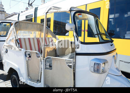 Nahaufnahme von Tuk Tuk auf Straße von Lissabon in Portugal. Stockfoto