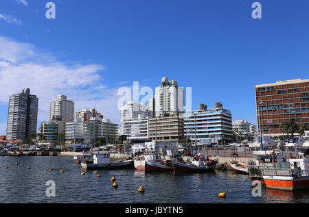 Hafen und die Skyline von Punta del Este, Uruguay - April 2017 Stockfoto