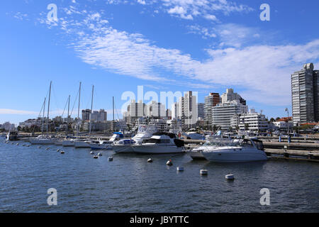 Hafen und die Skyline von Punta del Este, Uruguay - April 2017 Stockfoto