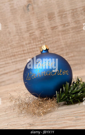 Blaue Christbaumkugel Mit Goldener Schrift Stockfoto