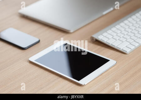 moderne Communicator Gerät auf Schreibtisch-Seitenansicht Stockfoto