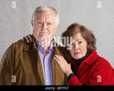 Ernst Cauccasian älteres Ehepaar über grauen Hintergrund Stockfoto