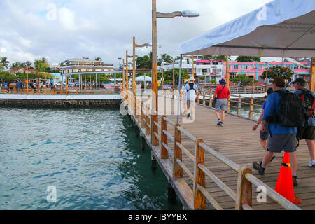 Menschen zu Fuß auf dem Pier in Puerto Ayora auf Santa Cruz Island, Galapagos Nationalpark in Ecuador. Puerto Ayora ist die bevölkerungsreichste Stadt in den Galap Stockfoto