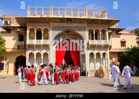 Lokale Schulkinder zu Fuß aus Rajendra Pol im Stadtschloss Jaipur, Rajasthan, Indien. Schloss war der Sitz der Maharadscha von Jaipur, der Leiter des die Stockfoto