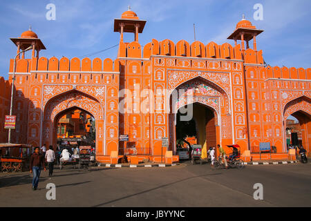 Ajmeri Tor in Jaipur, Rajasthan, Indien.  Es gibt sieben Tore in die Mauern der alten Stadt Jaipur. Stockfoto