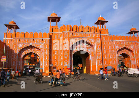 Ajmeri Tor in Jaipur, Rajasthan, Indien.  Es gibt sieben Tore in die Mauern der alten Stadt Jaipur. Stockfoto