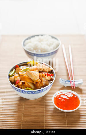 Chinesisches Essen-Huhn mit Gemüse und Reis Stockfoto