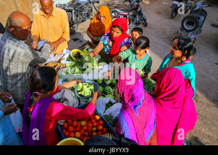 Einheimische Frauen shopping für Gemüse auf dem Wochenmarkt in Jaipur, Rajasthan, Indien. Jaipur ist die Hauptstadt und größte Stadt von Rajasthan. Stockfoto