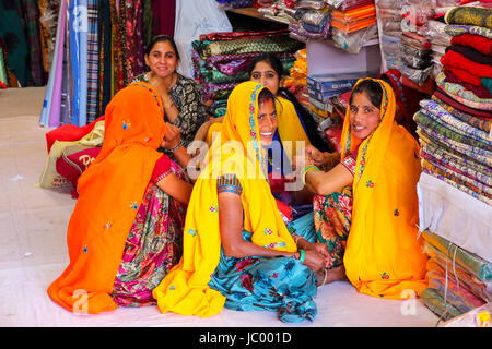 Einheimische Frauen sitzen in einem Geschäft bei Johari Bazaar Street in Jaipur, Rajasthan, Indien. Jaipur ist die Hauptstadt und größte Stadt von Rajasthan. Stockfoto