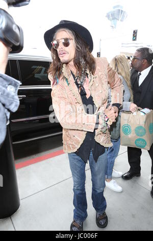 Steven Tyler fährt ab LAX Flughafen mit seiner Tochter Chelsea Tallarico.  Mitwirkende: Steven Tyler wo: Los Angeles, California, Vereinigte Staaten von Amerika bei: 12. Mai 2017 Credit: WENN.com Stockfoto