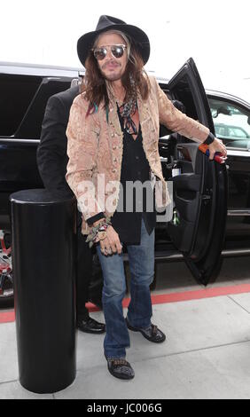 Steven Tyler fährt ab LAX Flughafen mit seiner Tochter Chelsea Tallarico.  Mitwirkende: Steven Tyler wo: Los Angeles, California, Vereinigte Staaten von Amerika bei: 12. Mai 2017 Credit: WENN.com Stockfoto