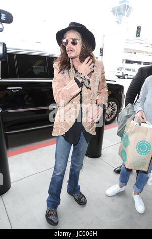 Steven Tyler fährt ab LAX Flughafen mit seiner Tochter Chelsea Tallarico.  Mitwirkende: Steven Tyler wo: Los Angeles, California, Vereinigte Staaten von Amerika bei: 12. Mai 2017 Credit: WENN.com Stockfoto