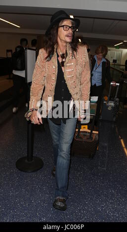 Steven Tyler fährt ab LAX Flughafen mit seiner Tochter Chelsea Tallarico.  Mitwirkende: Steven Tyler wo: Los Angeles, California, Vereinigte Staaten von Amerika bei: 12. Mai 2017 Credit: WENN.com Stockfoto