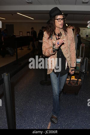 Steven Tyler fährt ab LAX Flughafen mit seiner Tochter Chelsea Tallarico.  Mitwirkende: Steven Tyler wo: Los Angeles, California, Vereinigte Staaten von Amerika bei: 12. Mai 2017 Credit: WENN.com Stockfoto