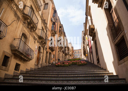 Die Treppe von Caltagirone, mit handbemalten Fliesen geschmückt. Stockfoto