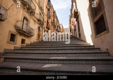 Die Treppe von Caltagirone, mit handbemalten Fliesen geschmückt. Stockfoto