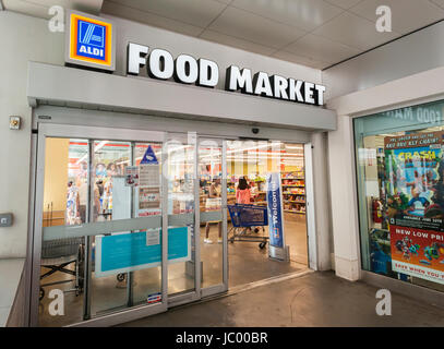 Die Aldi-Lebensmittelmarkt in der East River Plaza shopping-Komplex in East Harlem in New York auf Montag, 12. Juni 2017. Die deutsche Supermarkt-Kette Aldi gab bekannt, dass es seinen aktuellen 1.600 900 Shops hinzufügen wird, das es in den USA investiert $ 3,4 Milliarden betreibt. Dies geschieht zu einer Zeit des intensiven Wettbewerbs in den Lebensmittelhandel und seinen Erzrivalen Lidl in den US-Markt. (© Richard B. Levine) Stockfoto