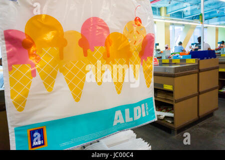 Eine Marke isoliert Einkaufstasche auf dem Aldi-Lebensmittelmarkt in der East River Plaza shopping complex in East Harlem in New York auf Montag, 12. Juni 2017. Die deutsche Supermarkt-Kette Aldi gab bekannt, dass es seinen aktuellen 1.600 900 Shops hinzufügen wird, das es in den USA investiert $ 3,4 Milliarden betreibt. Dies geschieht zu einer Zeit des intensiven Wettbewerbs in den Lebensmittelhandel und seinen Erzrivalen Lidl in den US-Markt. (© Richard B. Levine) Stockfoto