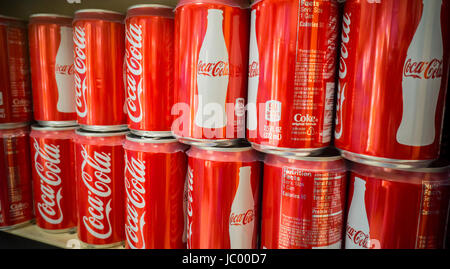 Sixpacks von Mini-Dosen Coca-Cola in einem Supermarkt am Samstag, 10. Juni 2017 in New York. (© Richard B. Levine) Stockfoto