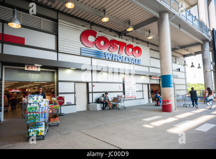 Käufer außerhalb ein Costco Wholesale speichern in East Harlem in New York auf Sonntag, 18. November 2012. (© Richard B. Levine) Stockfoto