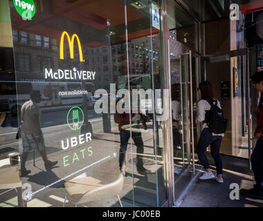 McDonald's Restaurant in New York zeigt Beschilderung zur Förderung ihrer Zusammenarbeit mit UberEATS bieten Lieferservice, gesehen auf Samstag, 10. Juni 2017. 300 ausgewählte Standorte in die Tri-State Area beteiligt sind. (© Richard B. Levine) Stockfoto