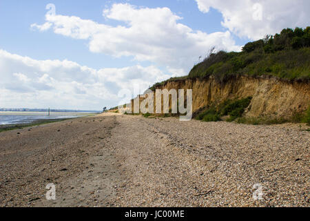 Pulverisierte Remoteshell Strand auf dem Southampton Wasser am Ende der Haken Lane Reitweg in der Nähe von Titchfield häufig in Hampshire Stockfoto