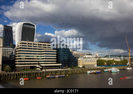 Dramatischer Wolkenhimmel über die städtischen Skyline Verlängerung auf der Themse von der London Bridge, an der Cheesegrater und Walkie-Talkie Gebäude. Stockfoto