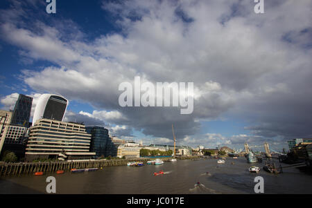 Dramatischer Wolkenhimmel über die städtischen Skyline Verlängerung auf der Themse von der London Bridge, an der Cheesegrater und Walkie-Talkie Gebäude. Stockfoto