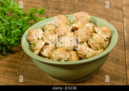 Frisch gebackene italienische Fleischbällchen in grüne Schüssel servierfertig Stockfoto