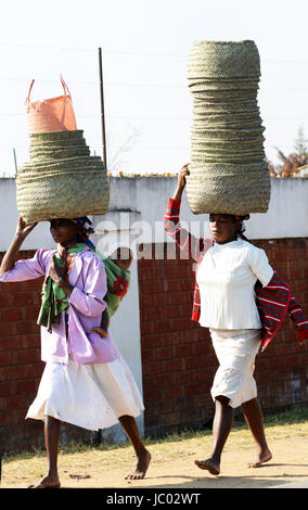 Frauen, die große Körbe auf dem Kopf im Zentrum von Madagaskar. Stockfoto
