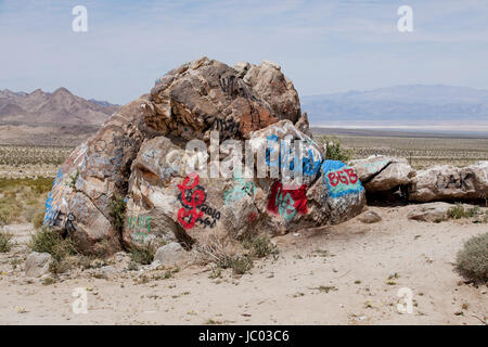 Graffiti auf Felsen im amerikanischen Südwesten Wüstenlandschaft - Mojave-Wüste, Kalifornien USA lackiert Stockfoto