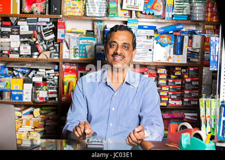 1 Indischer Ladenbesitzer Mann Kreditkarte Swaping auf Swape Maschine In stationären Shop Stockfoto