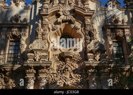 Verzierten Fassade des Casa del Prado im Balboa Park, San Diego, gebaut für die 1915 Panama-California Exposition in vielen Baustilen. Stockfoto