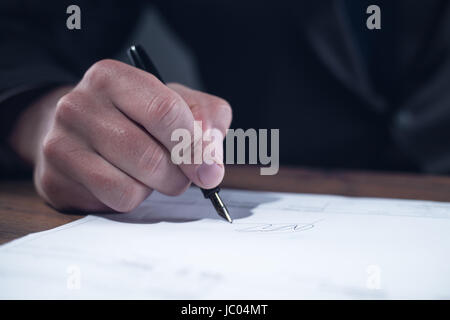 A mans Hand die Unterzeichnung eines Vertrages Stockfoto