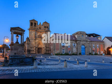 Frankreich, Allier (03), Souvigny, l'Église Prieurale Saint-Pierre et Saint-Paul le Soir / / Frankreich, Allier, Souvigny, Saint-Pierre und St. Paul Kirche ein Stockfoto