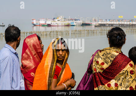 Viele Pilger Warten auf die Fähre sagar Insel im Golf von Bengalen an der Anlegestelle zu Ganga in kakdwip Stockfoto