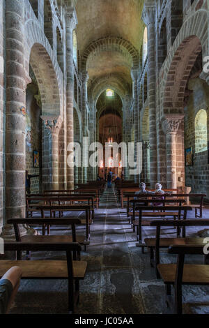 Frankreich, Allier (03), Châtel-Montagne, l'Église Notre-Dame de Châtel-Montagne, la Nef / / Frankreich, Allier, Chatel Montagne, Kirche Notre Dame, das Kirchenschiff Stockfoto