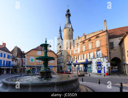 Frankreich, la Fontaine, Allier (03), Saint-Pourçain-Sur-Sioule et la platzieren Foch, le Beffroi Ou Tour de l ' Horloge et le Clocher de l'Église Sainte-Croix / Stockfoto