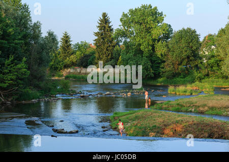 Frankreich, Allier (03), Saint-Pourçain-Sur-Sioule, Pêcheurs Sur la Sioule À Deux Pas du Centre Ville / / Frankreich, Allier, Saint-Pourçain Sur Sioule, Fisher Stockfoto