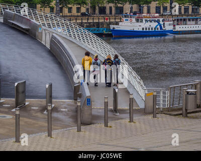 Junge Menschen auf Gateshead Millennium bridge Stockfoto