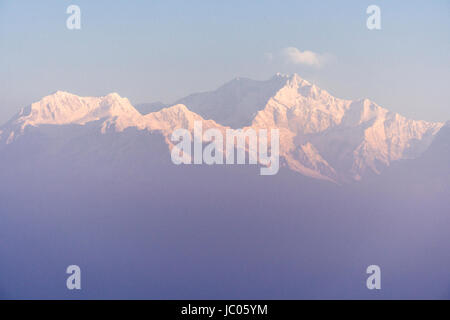 Der Berg Kangchendzönga von Tiger Hill am Morgen Dunst sichtbar ist Stockfoto