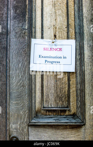 Stille Prüfungen in Fortschritte bemerken, die die Stille während der Prüfungen, Downing College, Teil der Universität von Cambridge, Großbritannien Stockfoto